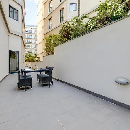 Exclusive Pendergardens With Outdoor Dining Area