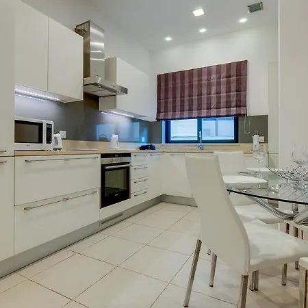 Exclusive Pendergardens Apt With Outdoor Dining Area *