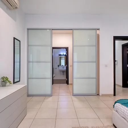 Apartament Garden Maisonette In Private Complex With Outdoor Dining Area St. Julian's