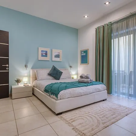 Garden Maisonette In Private Complex With Outdoor Dining Area