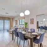 Апартаменты Garden Maisonette In Private Complex With Outdoor Dining Area *
