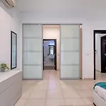 Апартаменты Garden Maisonette In Private Complex With Outdoor Dining Area Сент Джулианс