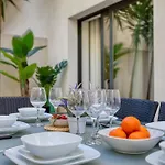 Апартаменты Garden Maisonette In Private Complex With Outdoor Dining Area *