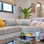 Garden Maisonette In Private Complex With Outdoor Dining Area