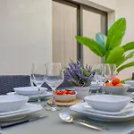 Апартаменты Garden Maisonette In Private Complex With Outdoor Dining Area *