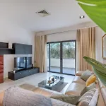 Garden Maisonette In Private Complex With Outdoor Dining Area *