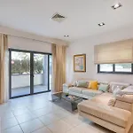 Garden Maisonette In Private Complex With Outdoor Dining Area