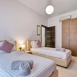 Апартаменты Garden Maisonette In Private Complex With Outdoor Dining Area *