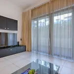 Garden Maisonette In Private Complex With Outdoor Dining Area