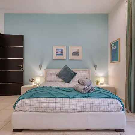 Garden Maisonette In Private Complex With Outdoor Dining Area דירה *