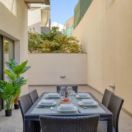 Garden Maisonette In Private Complex With Outdoor Dining Area דירה *