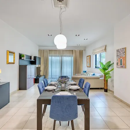 Garden Maisonette In Private Complex With Outdoor Dining Area דירה