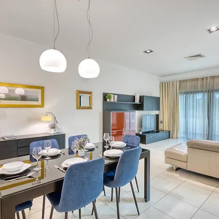 Garden Maisonette In Private Complex With Outdoor Dining Area דירה *