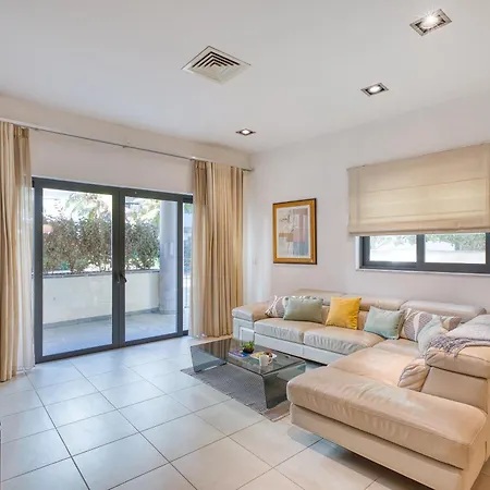 Garden Maisonette In Private Complex With Outdoor Dining Area