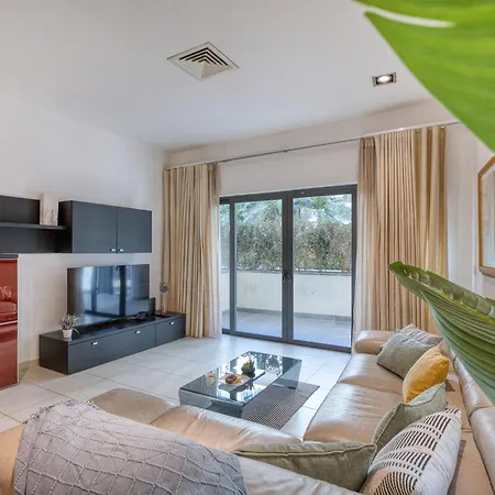 Garden Maisonette In Private Complex With Outdoor Dining Area *